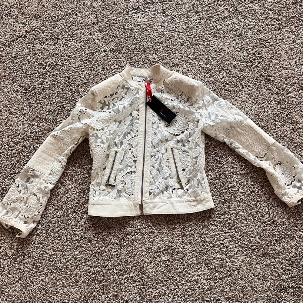 FLO & CLO Women’s Crew Neck Suede Trim Lave Jacket size 46. Off white. NWOT